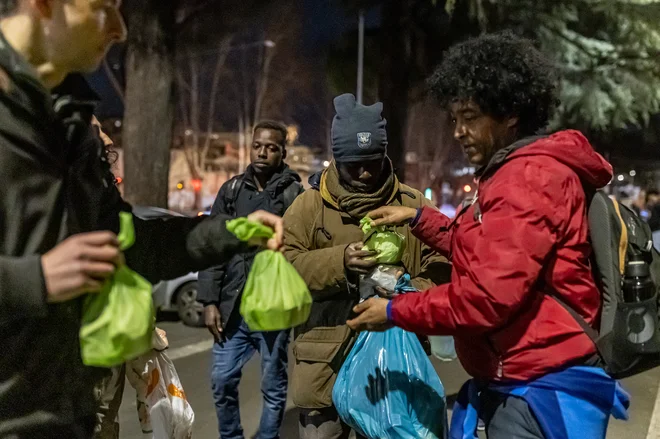 Razdeljevanje hrane pribežnikom na ulicah Rima FOTO: Voranc Vogel