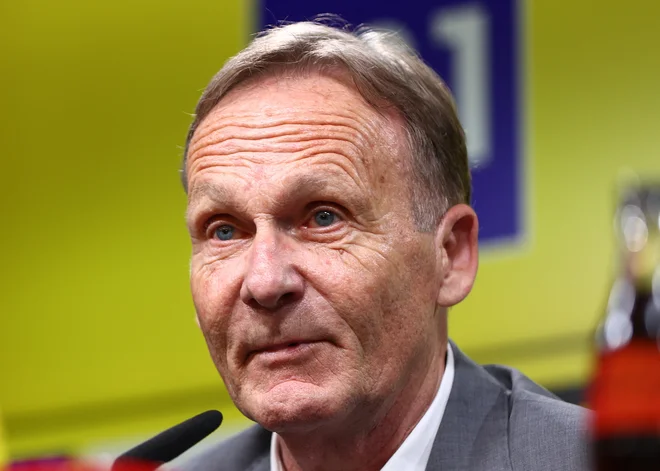 Tik pred tekmo leta je glavni direktor dortmundske Borussie Hans-Joachim Watzke podpisal sponzorsko pogodbo z orožarskim koncernom Rheinmetall. FOTO: Leon Kuegeler/Reuters