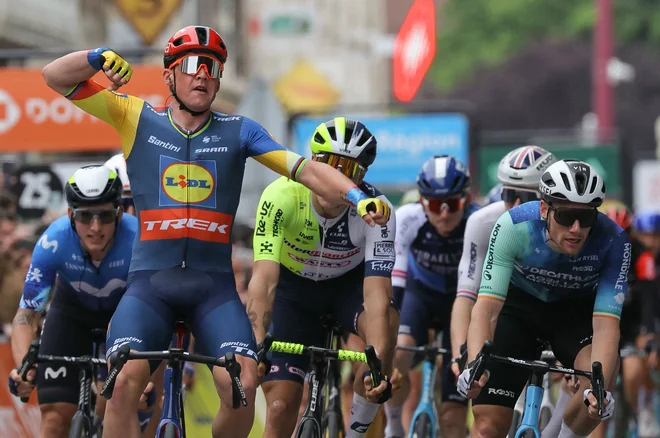 Takole se je veselil zmage na prvi etapi Mads Pedersen (levo). FOTO: Thomas Samson/AFP
