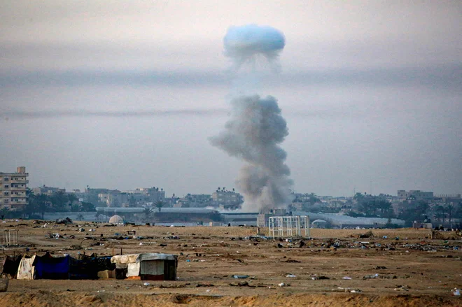 Izrael bombaridra begunska taborišča. FOTO: Eyad Baba/AFP