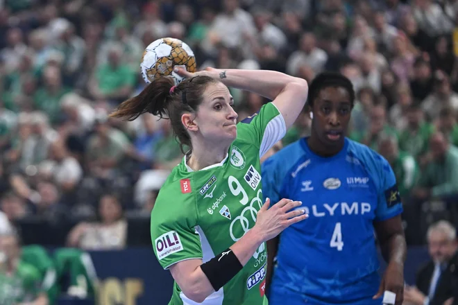 Ana Gros je takole zabila enega od svojih šestih golov. FOTO: Attila Kisbenedek/AFP