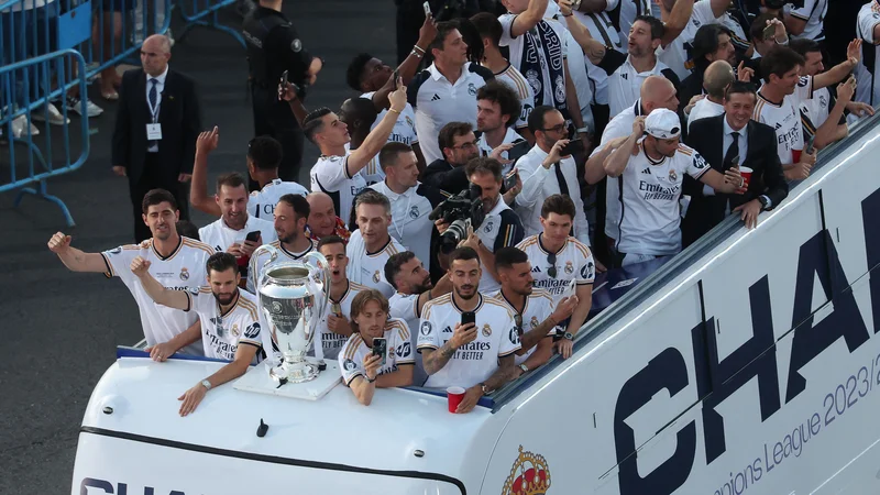 Takole so nogometaša Reala peljali proti madridskemu trgu Cibeles. FOTO: Pierre-philippe Marcou/AFP