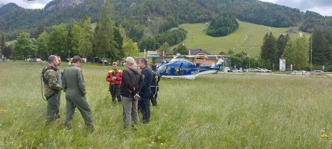 Posvet za delo v steni – ekipa GRS in posadka helikopterja SV in LPE med reševanjem pod oknom Prisojnika. FOTO: GRZS/Facebook