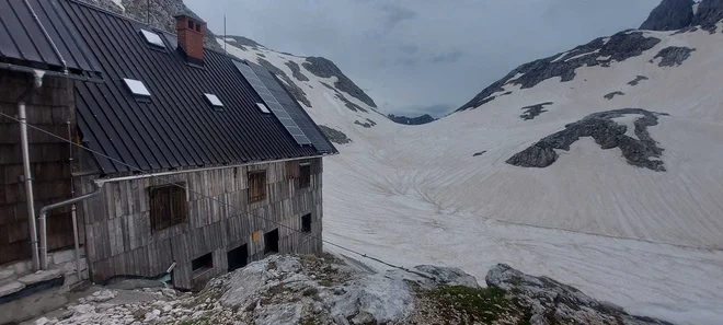 Koča na Doliču in snežne razmere. FOTO: GRZS/Facebook