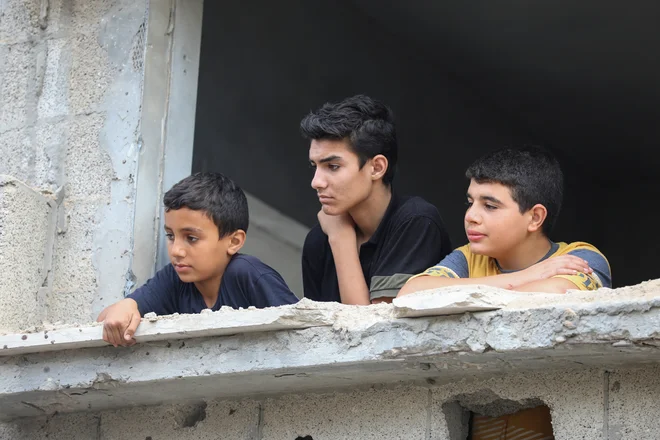 Izraelska vojska je ubila najmanj 12 ljudi med obstreljevanjem Rafe in Han Junisa, v katerih je velika večina notranje razseljenih Palestincev. FOTO: Ramadan Abed/Reuters