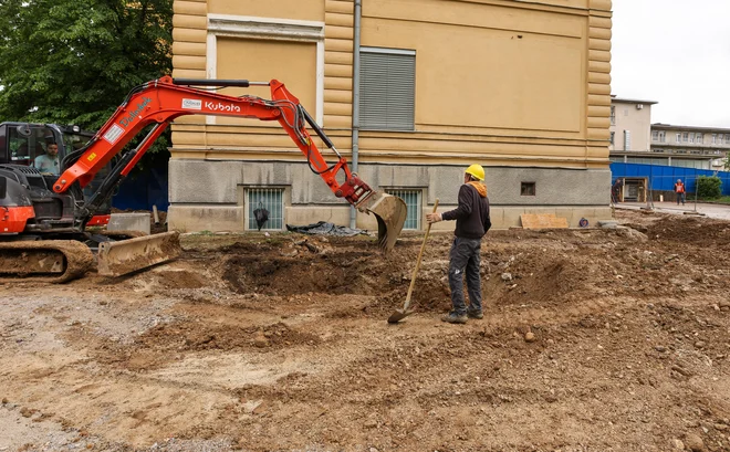 Staro stavbo infekcijske klinike bodo porušili, izkopali 14-metrsko luknjo in zgradili novo štirinadstropno stavbo. Foto Matej Družnik