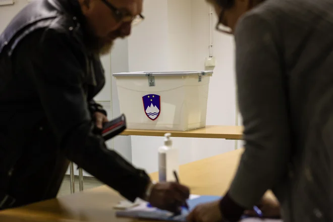 Volivci bodo dobili pet glasovnic – eno za volitve in po eno za vsako referendumsko vprašanje (za referendum o pomoči pri prostovoljnem končanju življenja bo vijoličasta, za preferenčni glas modra, za rabo konoplje v medicinske namene rumena, za osebno rabo konoplje pa rdeča). FOTO: Črt Piksi