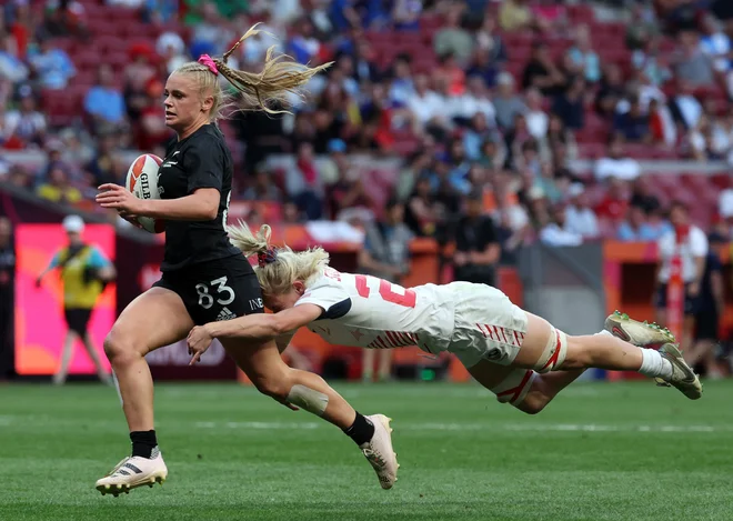 Napadalka ZDA Sammy Sullivan (R) se je soočila z napadalko Nove Zelandije Jorjo Miller med tekmo HSBC World Rugby Sevens med Novo Zelandijo in ZDA na stadionu Metropolitano v Madridu. Avstralke so premagale Francozinje s 26:7 in osvojile žensko zlato, Novozelandke pa so osvojile bron. Foto: Pierre-philippe Marcou/Afp