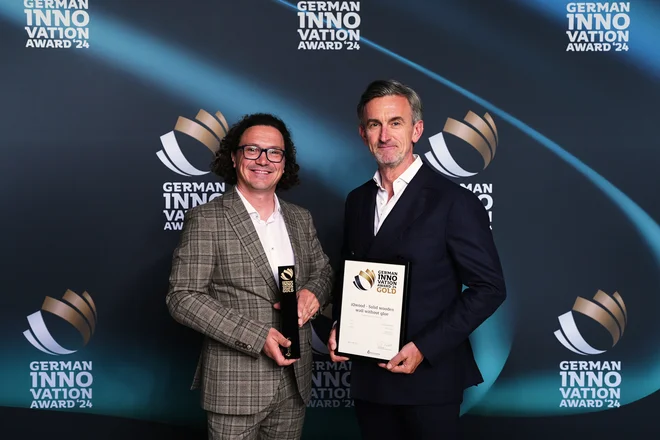 Inovativni produkti, kot je iQwood, povezujejo tehnološki napredek s trajnostnim razmišljanjem. Direktor Lumarja Marko Lukić in direktor iQwooda Martin Hladnik s nagrado za inovacije German Innovation Award. FOTO: Lumar