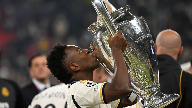 Vinicius Junior je v soboto poljubil pokal za najboljšega v ligi prvakov. FOTO: Ina Fassbender/AFP