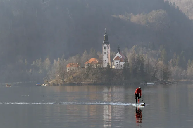 V blejski občinski upravi glede na prostorsko omejitev jezera in številčnost uporabnikov menijo, da je treba zaradi varnosti na Blejskem jezeru uporabo tovrstnih rekvizitov omejiti oziroma določenih tudi prepovedati. FOTO: Mavric Pivk