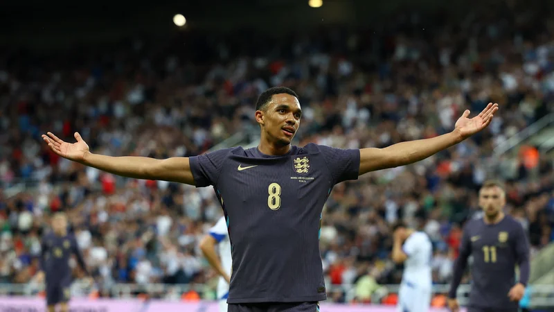 Anglija je v pripravah za euro v Newcastlu gladko premagala Bosno in Hercegovino, enega od golov pa je dosegel Liverpoolov branilec Trant Alexander-Arnold, ki se je odlikoval tudi v vlogi zadnjega zveznega igralca. FOTO: Lee Smith/Action Images via Reuters