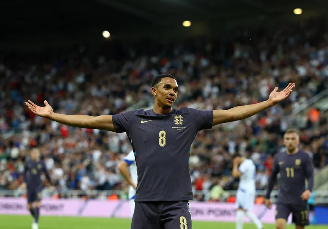 Anglija je v pripravah za euro v Newcastlu gladko premagala Bosno in Hercegovino, enega od golov pa je dosegel Liverpoolov branilec Trant Alexander-Arnold, ki se je odlikoval tudi v vlogi zadnjega zveznega igralca. FOTO: Lee Smith/Action Images via Reuters