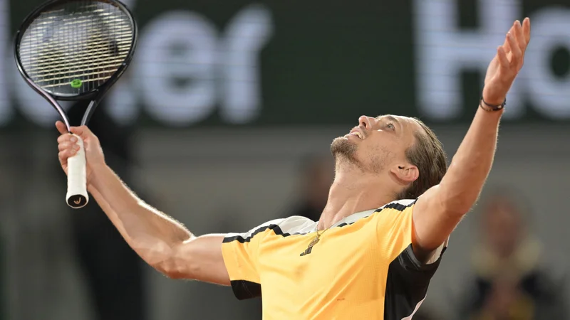 Skoraj pet ur je Alexander Zverev potreboval za zmago proti Dancu Holgerju Runu za preboj med osem najboljših na drugem letošnjem velikem slamu. FOTO: Bertrand Guay/AFP