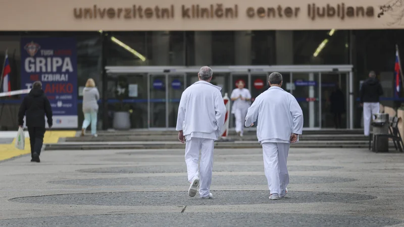 Zdravnik bi moral biti za paciente dostopen »v živo«, povečati bi bilo treba tudi pretočnost telefonskih linij za naročanje po telefonu, menijo v Zdusu. FOTO: Jože Suhadolnik/Delo