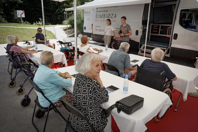 Digitalna pismenost starejših se je v zadnjem desetletju izboljšala, še vedno pa ostaja velik digitalni razkorak med generacijami, pravijo v Simbiozi. FOTO: Jože Suhadolnik/Delo