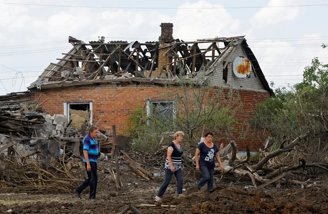 Uničene stavbe v mestu Rozovka FOTO: Alexander Ermochenko/Reuters