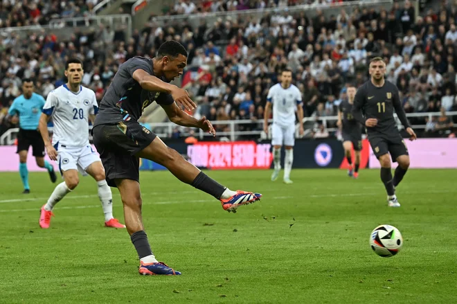 Trent Alexander-Arnold se je izkazal z lepim golom. FOTO: Paul Ellis/AFP