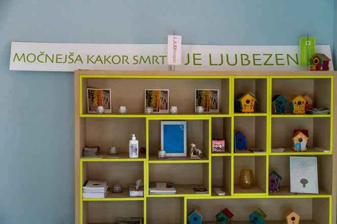 Komu pa še zaupamo? Kakšna družba torej smo? To bi bilo referendumsko vprašanje. Ali sploh hočemo biti družba, v kateri je dobro živeti, upati in sanjati? In se veseliti življenja, kar je ključno. FOTO: Voranc Vogel