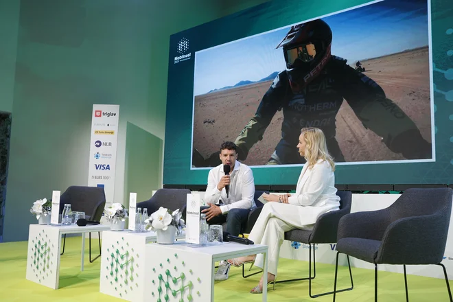 Simon Marčič, ekstremni motorist, legenda Dakarja, na pogovoru s Sanjo Modrić na Delovi konferenci Mobilnost 2024. FOTO: Leon Vidic/Delo