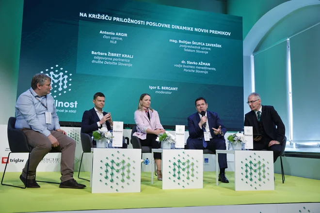 Mobilnost 2024, okrogla miza: Poslovne dinamike novih premikov. Slavko Ažman, vodja poslovnega upravljanja v Porscheju Slovenija, Boštjan Škufca Zaveršek, podpredsednik uprave Telekoma Slovenije, Barbara Žibret Kralj, odgovorna partnerica družbe Deloitte za Slovenijo in Antonio Argir, član uprave NLB. FOTO: Leon Vidic/Delo