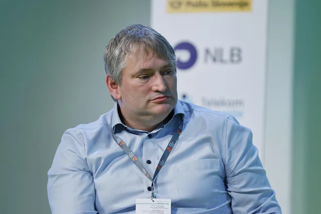 Slavko Ažman je ocenil, da smo v Sloveniji svetovni prvaki v sprejemanju predpisov, pri izvedbi pa škripa. Kot primer je navedel sprejemanje novega nacionalnega energetskega podnebnega načrta, v katerem smo zapisali, da bomo v prihodnje 42 odstotkov proračuna vezali na ukrepe iz tega dokumenta, hkrati pa težko sploh postavimo konkretne cilje. FOTO: Leon Vidic/Delo