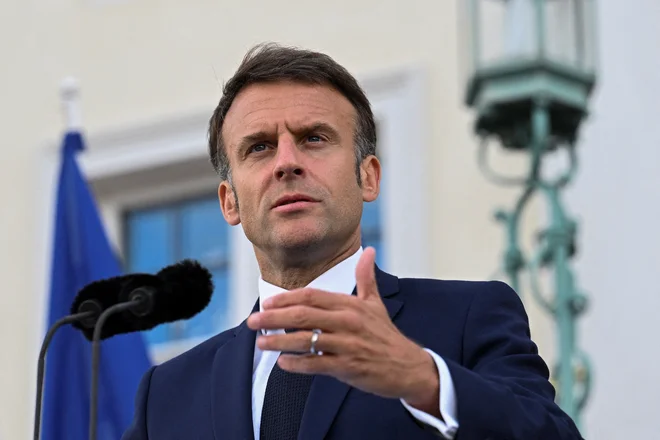 Francoski premier Emmanuel Macron (na fotografiji) bo gostil še nemškega kanclerja Olafa Scholza, med povabljenci pa je tudi ukrajinski predsednik Volodimir Zelenski. FOTO: Annegret Hilse/Reuters