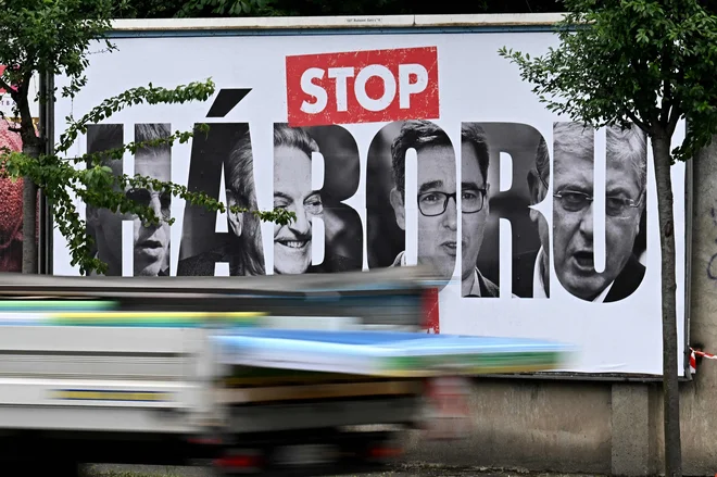Fideszovi plakati  prav tako namigujejo, da bi George Soros in predstavniki madžarske opozicije radi vpletli državo v vojno v Ukrajini. FOTO: Attila Kisbenedek/Afp