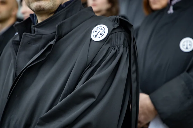 Ustavno sodišče je točko izreka za uskladitev plač z inflacijo od leta 2012 do leta 2023 sprejelo s petimi glasovi proti trem, proti so glasovali Neža Kogovšek Šalamon, Špelca Mežnar in Matej Accetto. FOTO: Voranc Vogel/Delo
