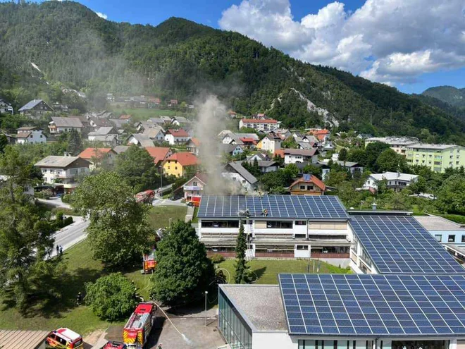 Zagorela je streha šole Bistrica. FOTO: Tržič TV