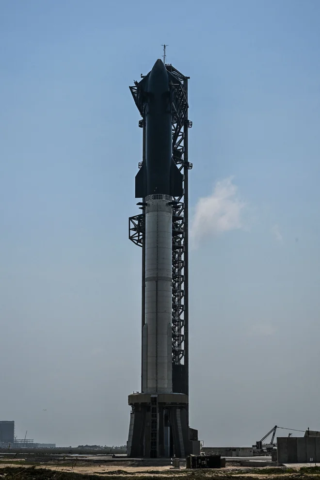 Starship je visok več kot sto metrov. FOTO: Chandan Khanna/AFP