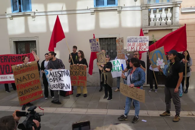 Ob prihodu ladje Borkum so potekali protesti, saj naj bi ta v Luko Koper prevažala vojaški tovor za izraelske oborožene sile.
Foto: Bojan Kralj/STA