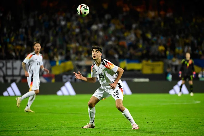 V dobre pol leta je Bayernov up Aleksandar Pavlović debitiral v Bundesligi za bavarskega velikana, v ponedeljek pa še za nemško reprezentanco. FOTO: Tobias Schwarz/AFP