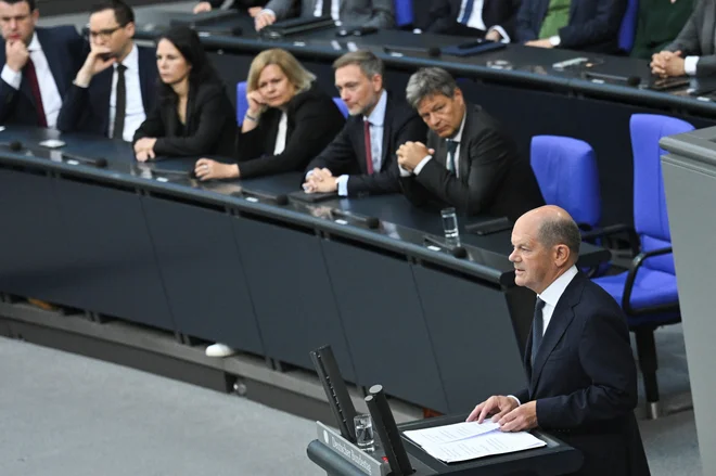Kancler Olaf Scholz je spregovoril o varnostnih razmerah v državi in prebivalcem obljubil boj proti teroristom FOTO: Annegret Hilse/REUTERS