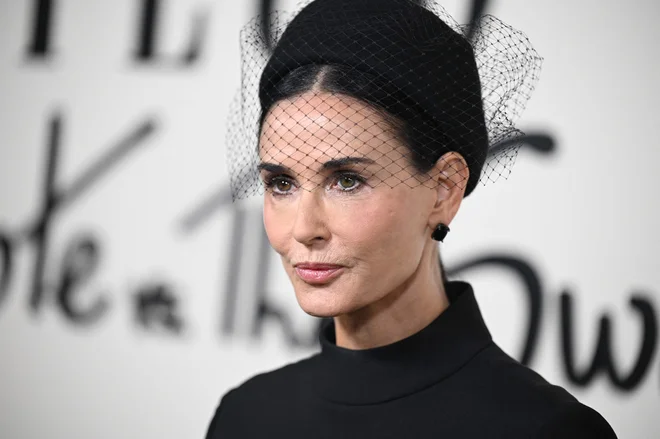 Kritiki se navdušujejo nad igro Demi Moore v grozljivki The Substance, v kateri igrata tudi Margaret Qualley in Dennis Quaid. FOTO: Robyn Beck/AFP