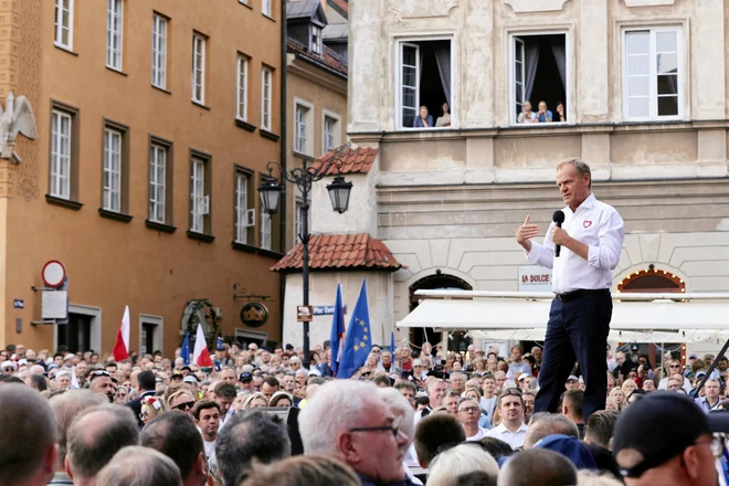 Polski premier Donald Tusk med nagovarjanjem volivcev v središču Varšave FOTO: Dawid Zuchowicz/Reuters
