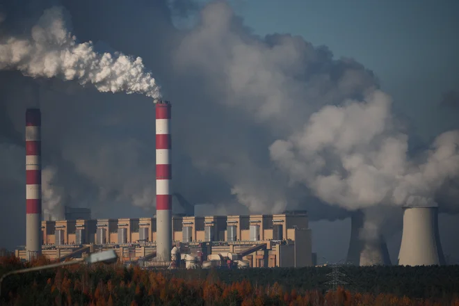 Nakup vrednostnih papirjev v dejavnostih, ki povzočajo izpuste CO2, se zdi zavarovalnicam vse manj primeren. FOTO: Kacper Pempel/Reuters