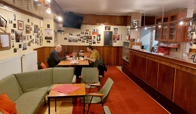 Interni bife v kleti, kultni prostor za igralce Drame, za priprave, za odmor, za druženje