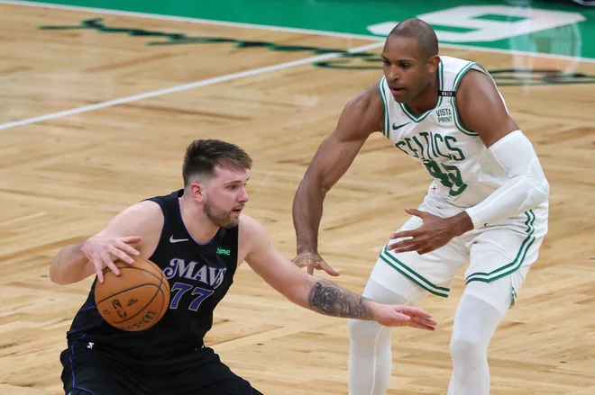 Slovenski as Luka Dončić je bil eden redkih v napadu razpoloženih košarkarjev Dallasa, dosegel je 30 točk in dodal deset skokov. FOTO: Adam Glanzman/ Afp