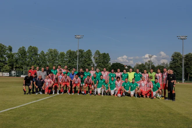 V vročem popoldnevu na Kodeljevem so veterani v zelenem zabili dva gola, rdeče-beli pa enega. FOTO: Črt Piksi