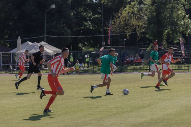 Na kultni zelenici ni manjkalo všečnih potez znanih nogometnih mojstrov. FOTO: Črt Piksi