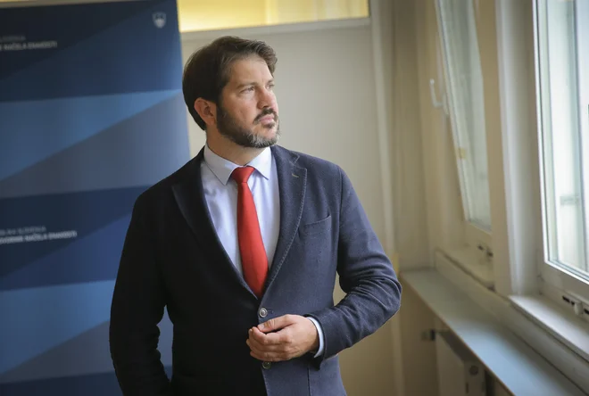 Zagovornik načela enakosti Miha Lobnik se je lani posebej ukvarjal z nedostopnostjo javnega prevoza in objektov v javni rabi za ljudi z invalidnostmi. FOTO: Jože Suhadolnik/Delo