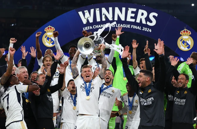 Nogometaši madridskega Reala slavijo zmago v finalu lige prvakov. FOTO: Hannah Mckay/Reuters