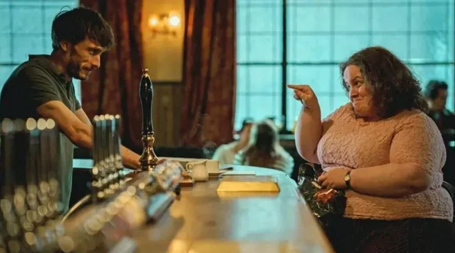 Vse se je začelo v pubu, z brezplačno skodelico čaja. FOTO: Netflix