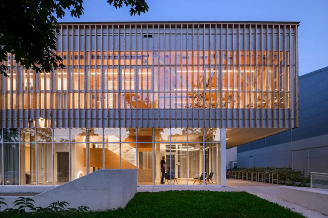 Na MOL so prepričani, da je za kakovost življenja pomembna tudi gradnja novih središč četrtnih skupnosti. Trenutno gradijo Center Barje, v teku pa so postopki še za gradnjo centrov četrtnih skupnostih Vič in Jarše. FOTO: Miran Kambič
