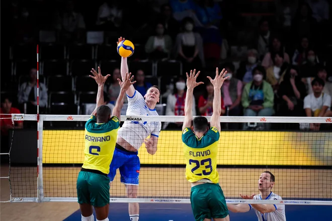 Karioke so na odbojkarskih karaokah pele na »posneto glasbo« Tončka Šterna. FOTO: volleyballworld