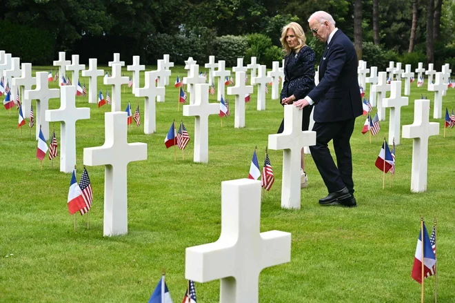 Ameriški predsednik Joe Biden in prva dama Jill na pokopališču ameriških vojakov v francoski Normandiji. FOTO: Saul Loeb/Afp