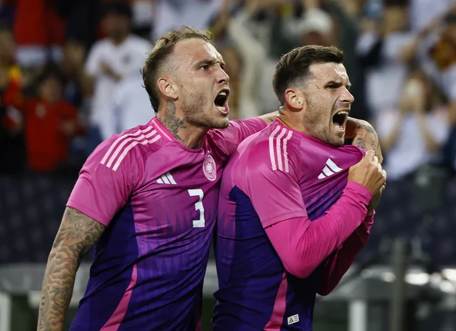 Pascal Gross (desno) se je takole veselil zmagovitega zadetka. FOTO: Thilo Schmuelgen/Reuters