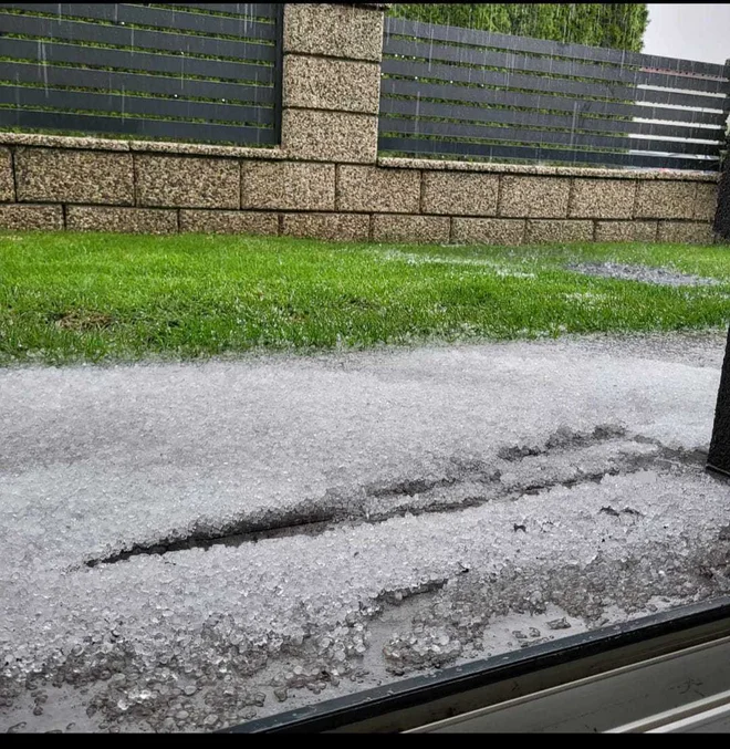 Toča je čeraj klestila predvsem na severovzhodu. FOTO: Neurje.si