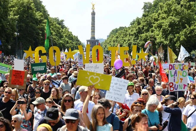 Popoldanske demonstracije so zaenkrat mirne, pridružilo se je veliko ljudi. FOTO: Christian Mang/AFP